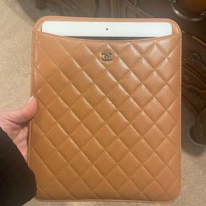Chanel IPad sleeve Must Have !!!